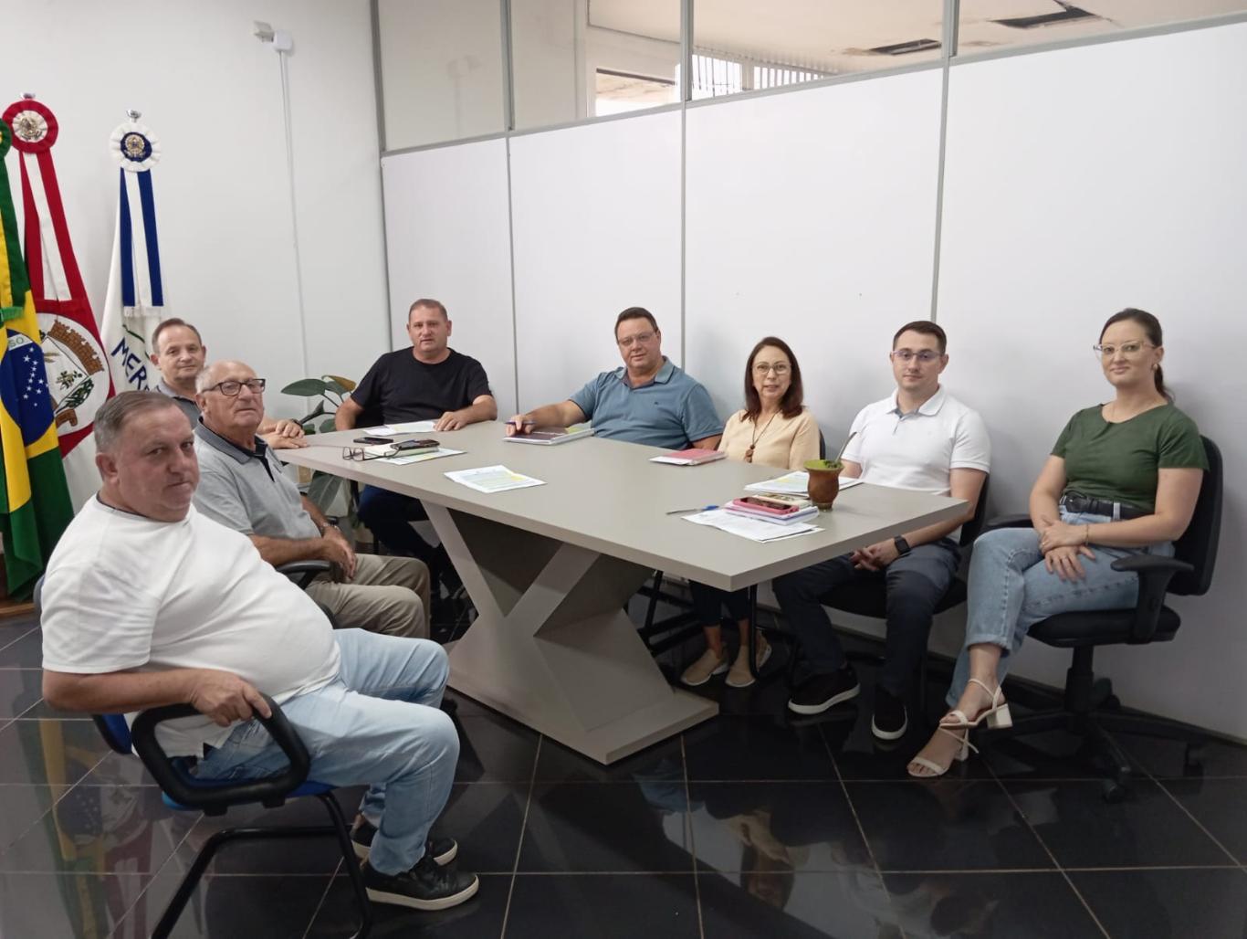REUNIÃO DE EQUIPE COM OS SECRETÁRIOS E DEPARTAMENTO CONTÁBIL